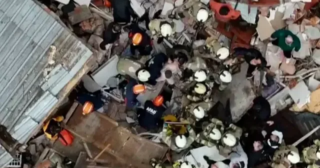 Fatih te 2 bina çöktü: Enkaz altından böyle çıkarıldı VİDEO İZLE