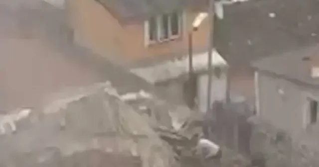 Fatih te bina çöktü: Ekiplerin yoğun çalışması sürüyor VİDEO İZLE