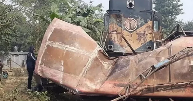 Bangladeş te Tren ve Otobüs Çarpıştı