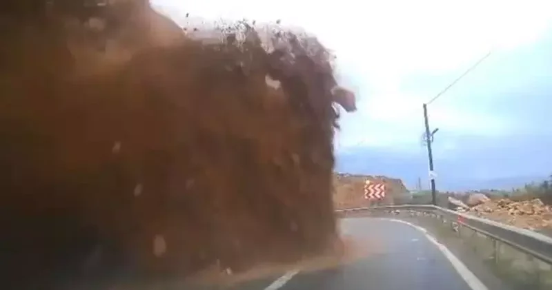 Mersin de cipin kaya parçalarının altında kaldığı heyelan kamerada