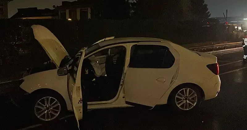 Eyüpsultan da otomobil bariyerlere çarptı: 3 yaralı