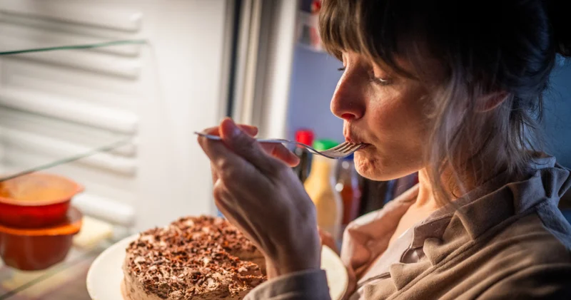 Akşam saatlerinde kontrol kaybı: Tatlı krizleri neden tetikleniyor?