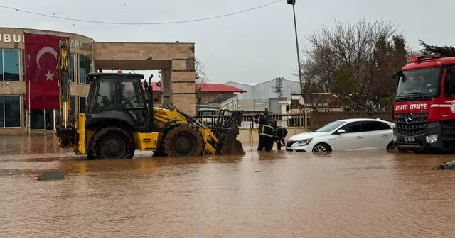 Viranşehir de aşırı yağış sele neden oldu: 9 kişilik aile kurtarıldı Şanlıurfa Haberleri