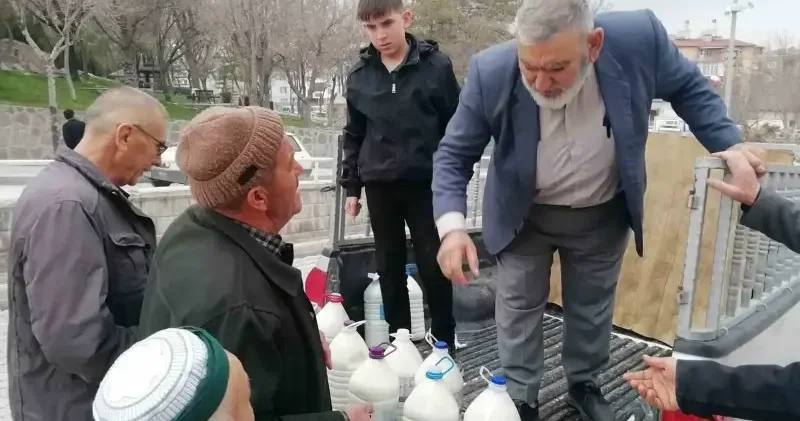 Karapınar’da gönülleri ısıtan dayanışma: 20 ton sütü ücretsiz dağıttı Gündem Haberleri