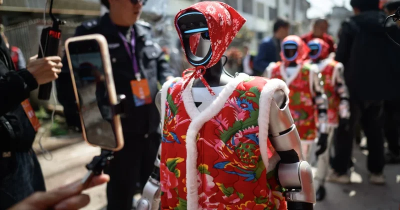 Robotlar ve insanlar birlikte sokağa çıktı: İşte yeni dünya Sözcü Gazetesi