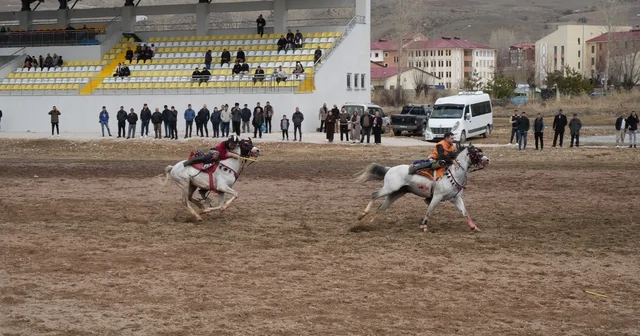 Bayburt ta gelenek bozulmadı: Ramazan Bayramı ata sporu ciritle uğurlandı Bayburt Haberleri