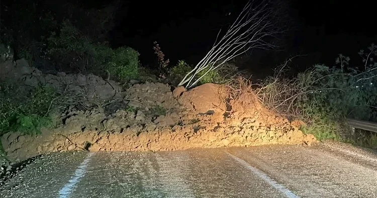 Adana da heyelan nedeniyle yol kapandı