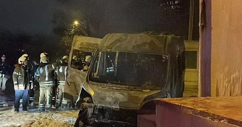 Sarıyer de park halindeki minibüste çıkan yangın yandaki iş yerine sıçradı