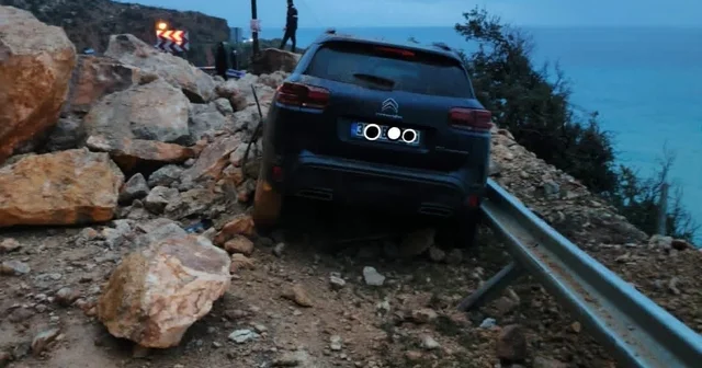 Mersin de heyelan; kaya parçalarının altında kalan cipin sürücüsü yaralandı Mersin Haberleri