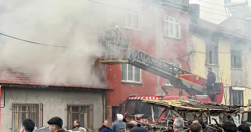 Çatıda yangın paniği! Evdekiler kendini dışarı attı!