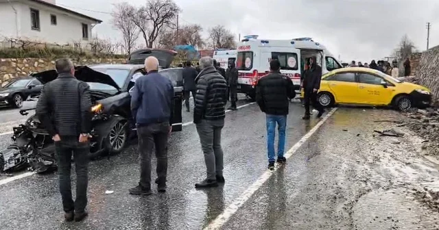 AK Parti konvoyunda kaza: 2 yaralı Elazığ Haberleri