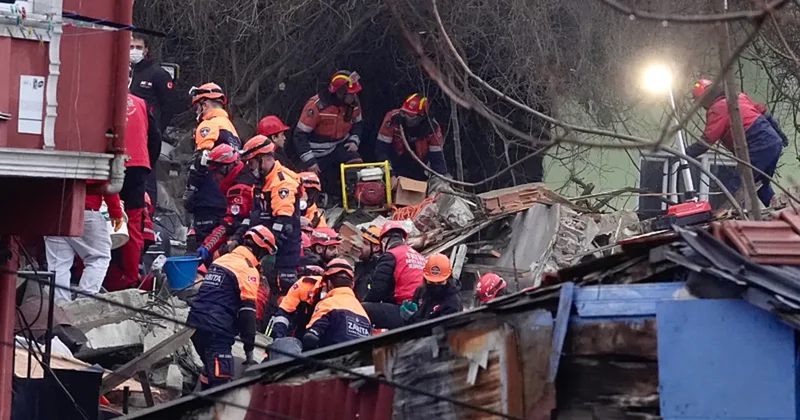 Fatih’te iki binanın çöktüğü mahallenin sakinleri konuştu: “Bomba zannettim”