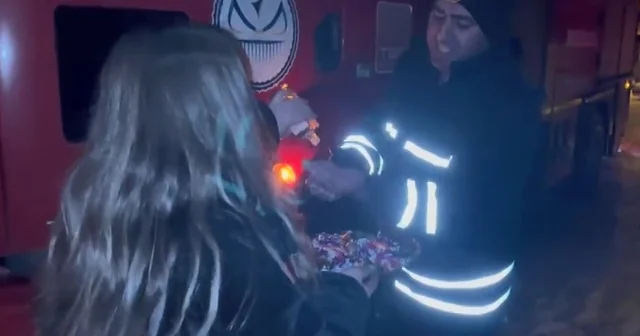 Kars ta ilginç olay: Anahtar kapının üzerinde unutuldu, İtfaiye camdan girip kapıyı açtı Kars Haberleri