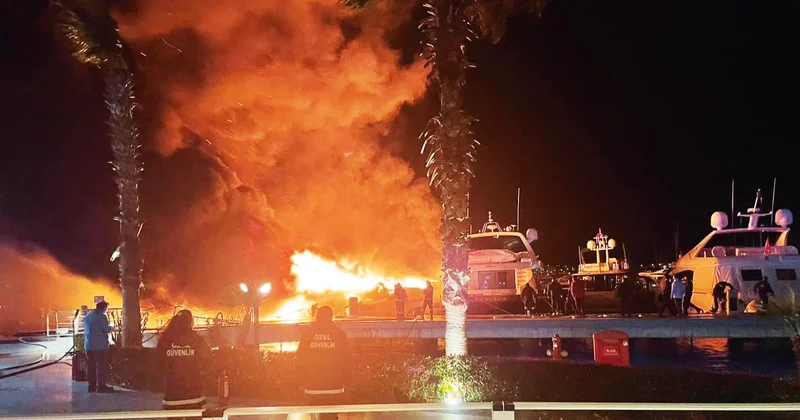 Alevler milyonluk yatlara acımadı... 7 motoryat kül oldu