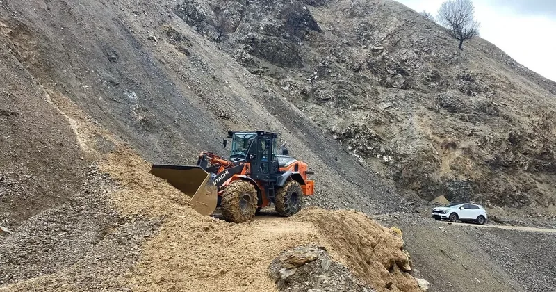 Sason’da heyelan nedeniyle ulaşıma kapanan köy yolu ulaşıma açıldı