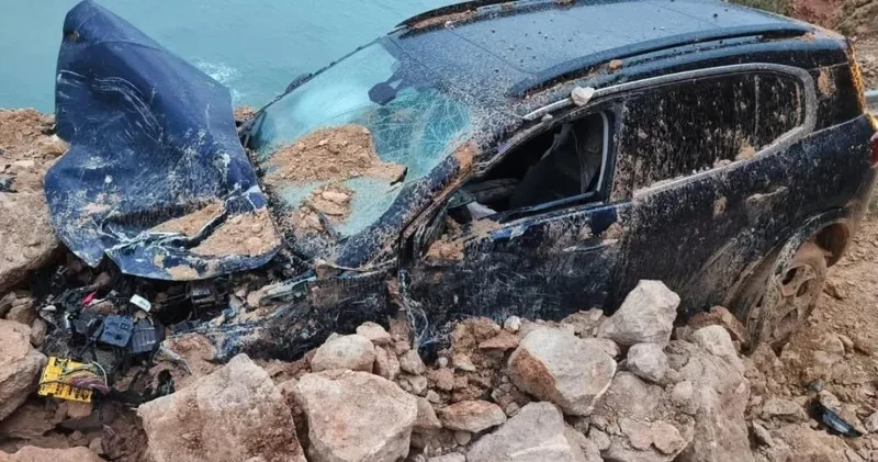 Seyir halindeki sürücü dağdan kopan kayaların altında kaldı