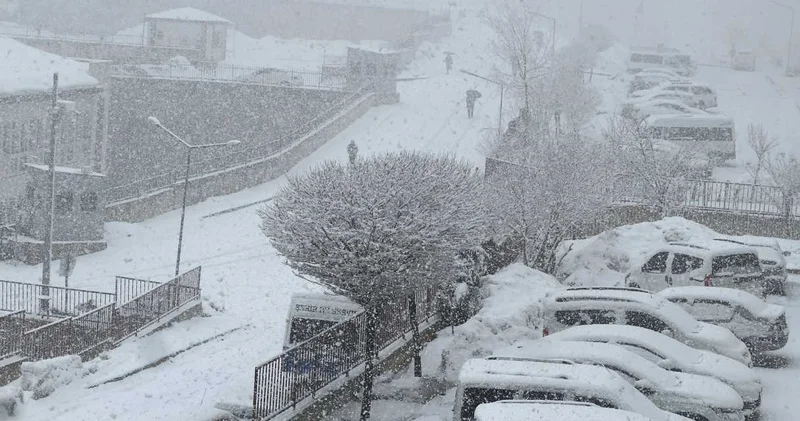 Gece bastıran kar ilçeyi beyaza bürüdü! Valilik uyardı