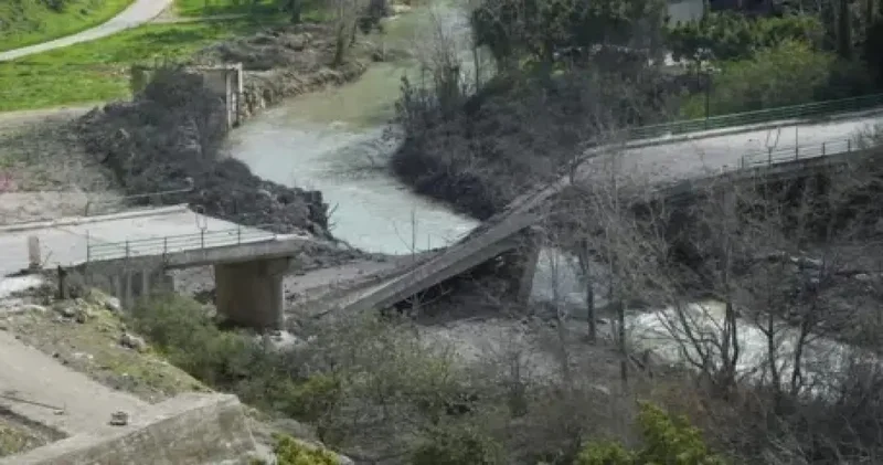 İsrail insani yardımı engellemek için köprüleri vuruyor