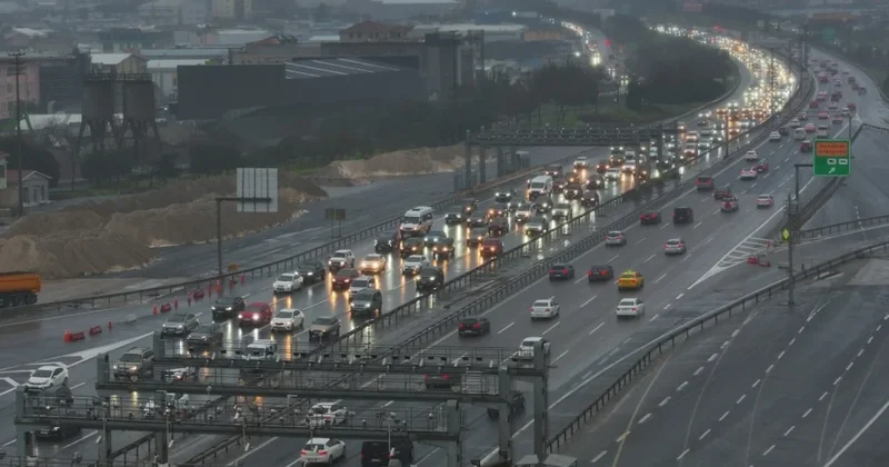 Bayram tatili dönüşü yoğunluk başladı: İstanbul da trafik kitlendi! Sözcü Gazetesi