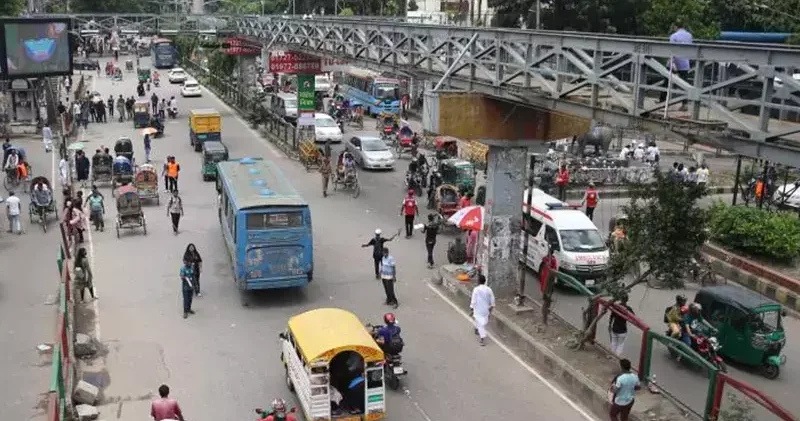 Bangladeş te otobüs ile tren çarpıştı: 12 ölü, 26 yaralı