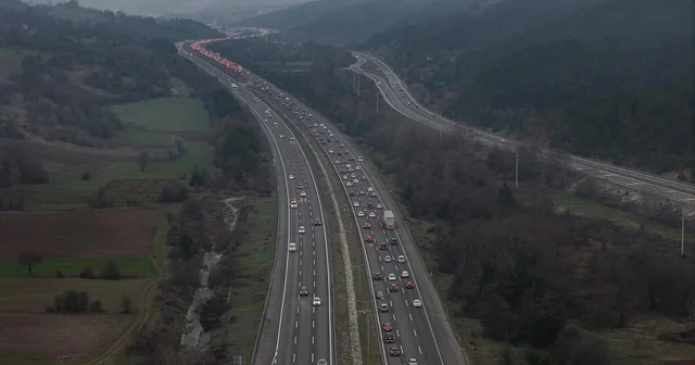 Bolu da tatilcilerin dönüş yoğunluğu: Kilometrelerce araç kuyruğu oluştu Bolu Haberleri