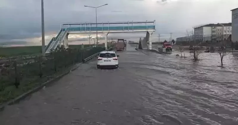 Nusaybin de sağanak; İpekyolu suyla doldu