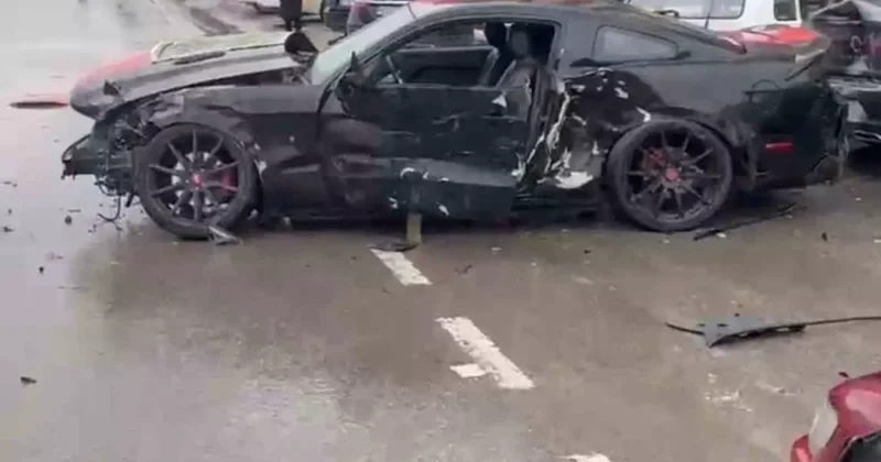 Elazığ’da otomobil park halindeki 4 araca çarptı