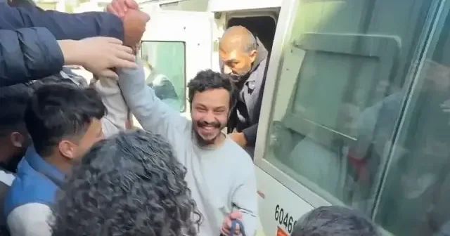 İsrail in Gazze den alıkoyduğu 19 Filistinli tutsak serbest bırakıldı VİDEO İZLE