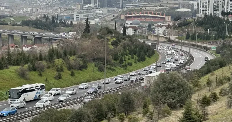 Bayram tatilinden dönenler Anadolu Otoyolu Kocaeli kesiminde yoğunluk oluşturuyor Gündem Haberleri