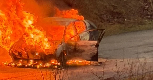 Elazığ da yanan otomobil küle döndü Elazığ Haberleri