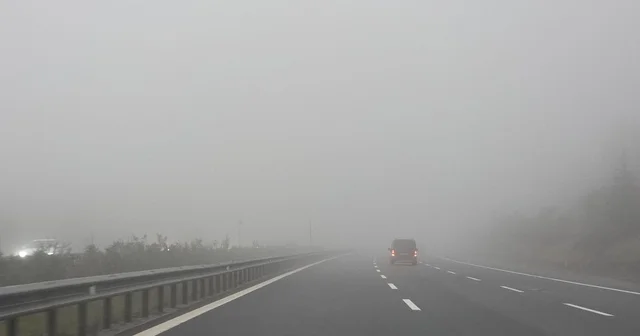 TEM Otoyolu Düzce geçişinde yoğun sis etkili oluyor Yetkililer sürücüleri uyardı Düzce Haberleri