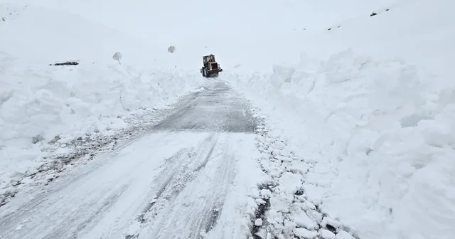 Hakkari de 13 köy ve 32 mezra yolu ulaşıma kapandı Hakkari Haberleri