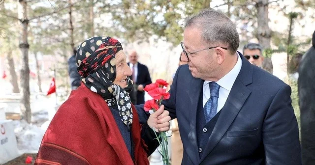 Kars ta bayramda şehitliğe anlamlı ziyaret Vali Ziya Polat, Fatihalar, dualar aziz şehitlerimiz için Kars Haberleri