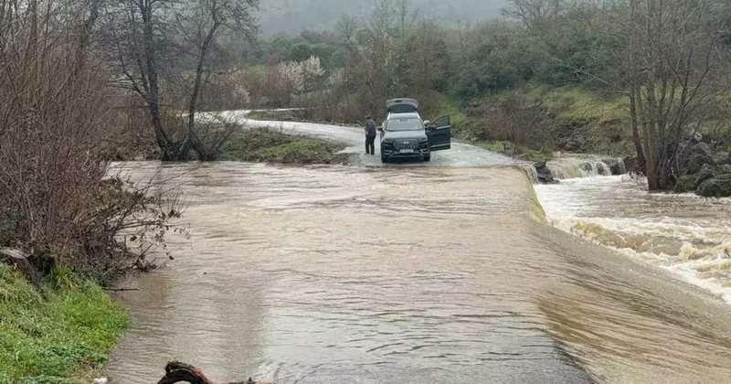Çanakkale’de köy yolu sağanak yağış sonrası kapandı, bir araç suya kapıldı