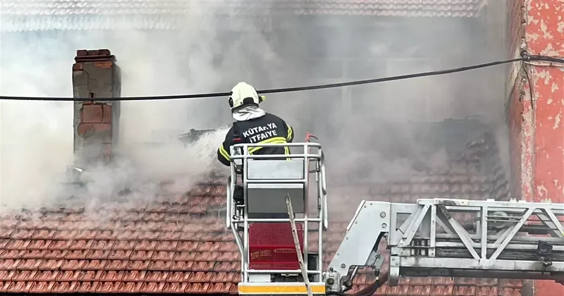 Kütahya da evin çatısı yandı!