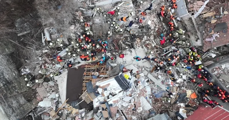 İBB den Fatih teki bina çökmesine ilişkin raporunu paylaştı: Doğal gaz kaynaklı olma ihtimali düşük