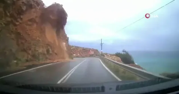 Mersin Antalya yolundaki heyelan anı araç kamerasına yansıdı