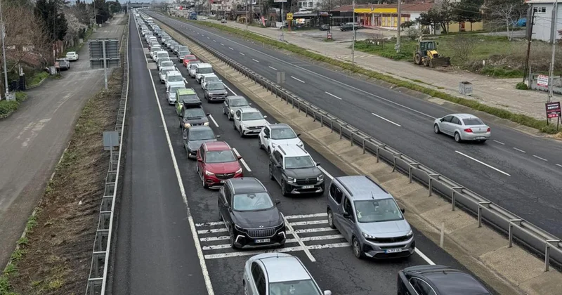 Bayram dönüşü trafik yoğunluğu: Ağır vasıtalara kısıtlama getirildi