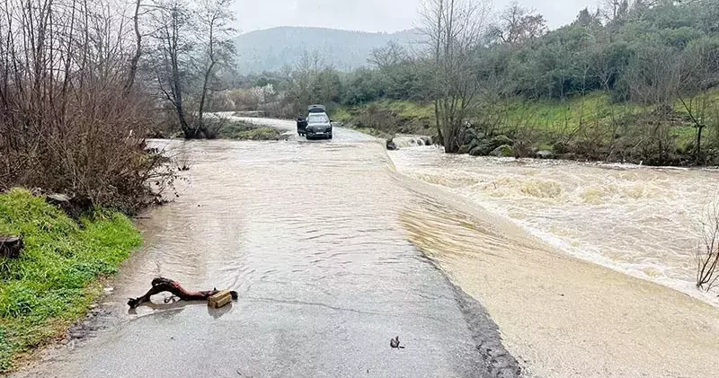 Çanakkale’de sağanak nedeniyle köy yolu kapandı, otomobil suya kapıldı