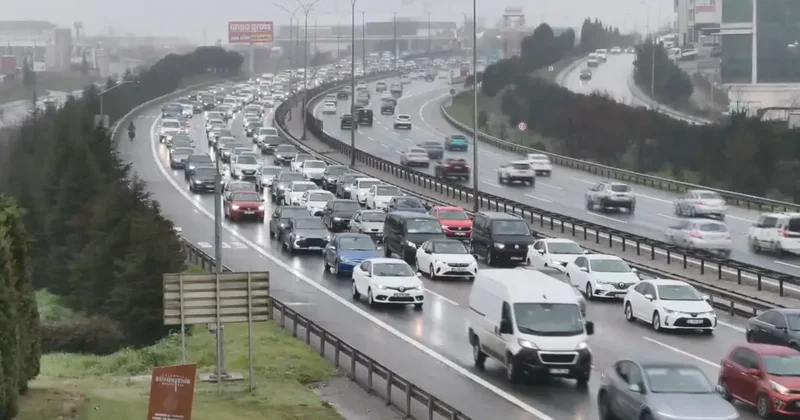 SON DAKİKA… İstanbul trafiğinde dönüş çilesi başladı! Harita kırmızıya döndü yoğunluk yüzde 65’e çıktı!