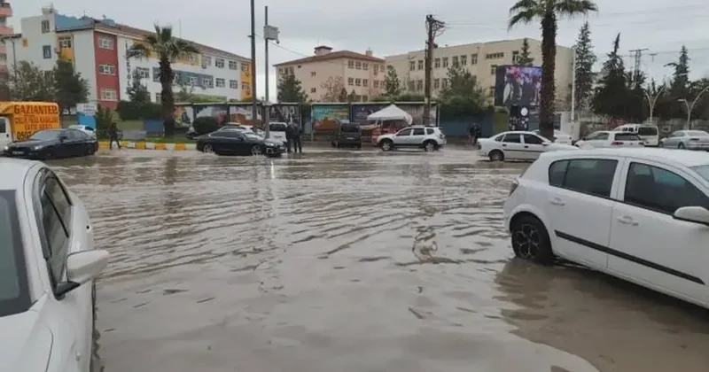Sağanak yolları göle çevirdi: Ev ve iş yerlerini su bastı!