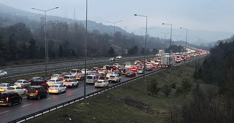 Tatilciler dönüş yolunda! Bayramın son günü trafik yoğunluğu arttı: O noktalarda uzun araç kuyrukları oluştu