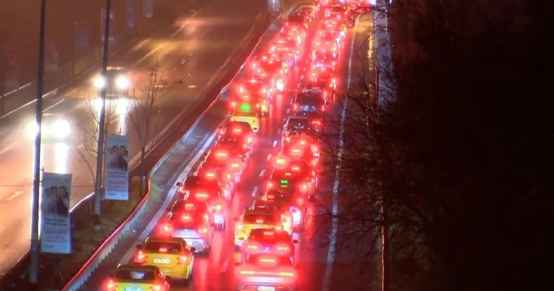 Tatilcilerin dönüşü İstanbul trafiğini kilitledi: Gece saatlerinde yüzde 62 yoğunluk