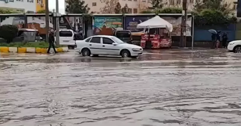 Kızıltepe’de sağanak nedeniyle cadde ve sokaklar göle döndü