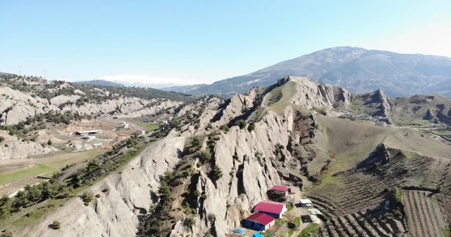 Kahramanmaraş ta sivri ve keskin kayalar Ejderha sırtına benzetilen kayalık bölge dron ile görüntülendi Kahramanmaraş Haberleri