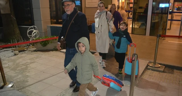 Midilli Adası ndaki kriz çözüldü Midilli Limanı nda mahsur kalan Türk tatilciler dört saatlik rötarla yurda döndü Balıkesir Haberleri