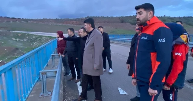 Debisi yükselen çayda traktörüyle yükselen mahsur kalan kişi kurtarıldı Kilis Haberleri