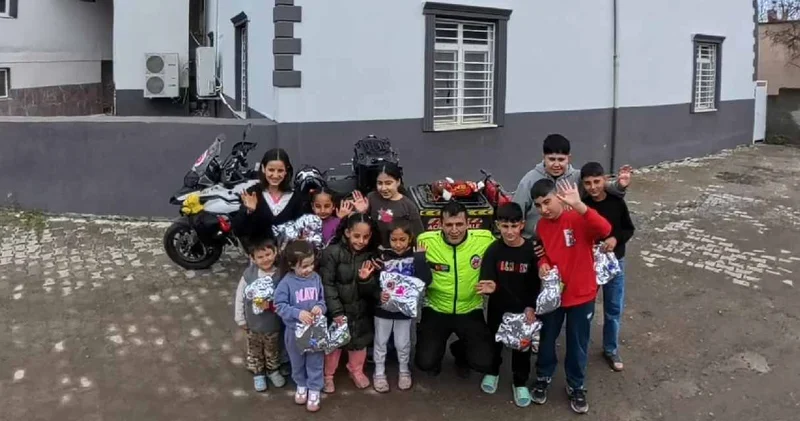 Şehir şehir gezip bayramda çocuklara oyuncak dağıttı