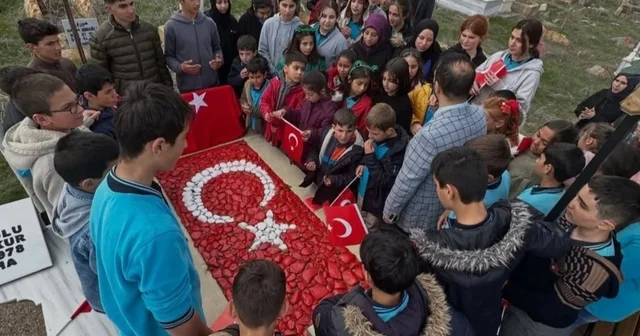 Şehit Mete Okur adını taşıyan okulun öğrencileri tarafından mezarı başında anıldı Bayburt Haberleri