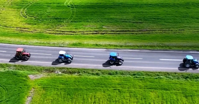 Jandarma’dan üreticiye büyük kolaylık: Traktörler için muayene hizmeti çiftçinin ayağına gitti VİDEO İZLE